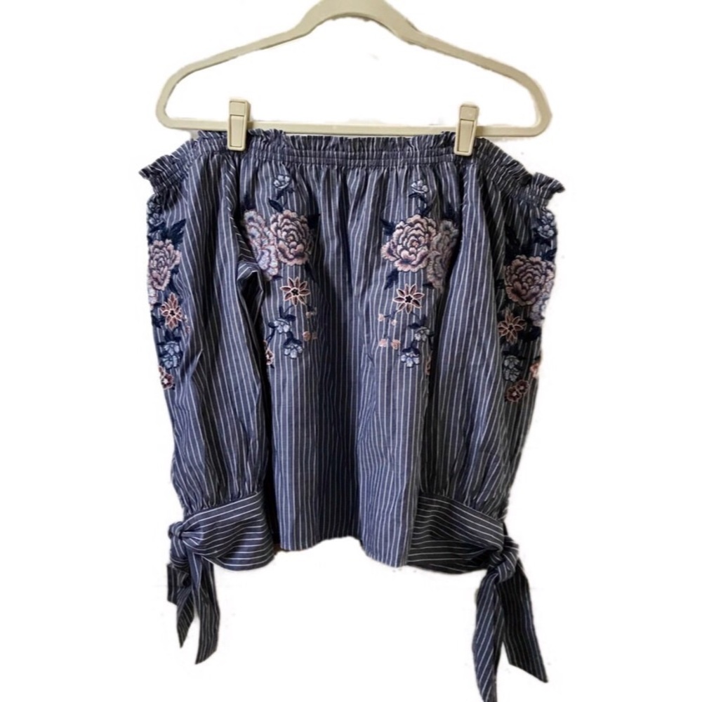 AEO Off The Shoulder Top w/ Floral Design